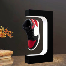 Ladda upp bild till gallerivisning, Skodisplayets innovative design fremviser skoenes unikhed og kvalitet med en svævende og unik præsentation
