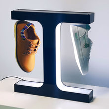 Ladda upp bild till gallerivisning, viser vores svævende skodisplay i aktion, hvor et par stilfulde sko svæver og roterer i luften. Det lysskiftende display fremhæver skoens detaljer og tilføjer en magisk effekt
